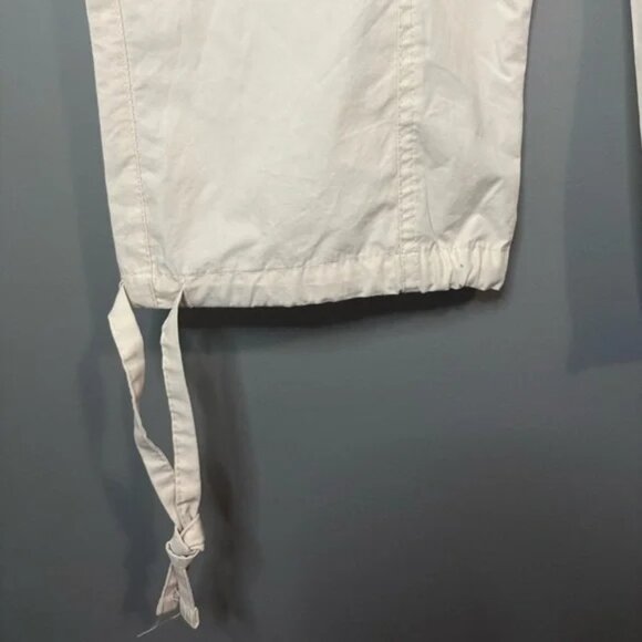 Trendy off-white cargo pants with practical pockets. Ideal for everyday style. - Picture 7 of 7